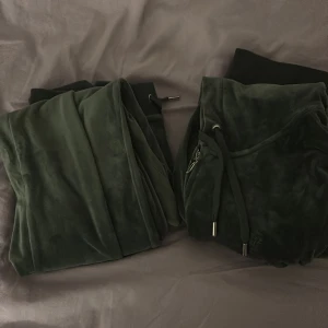 Mörkgröna juicy couture sett - Mysiga mörkgröna juicy couture sett. Båda är i storlek s och byxorna är uppsydda till längden 160 cm.