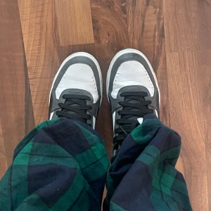 Svartvita sneakers från Puma - Snygga svartvita sneakers från Puma med klassisk design. Skorna har svarta snören och en vit sula, vilket ger en stilren look. Perfekta för en avslappnad stil.