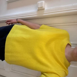 Gul tröja från Zara - Säljer en solgul tröja från Zara med korta ärmar och rund hals. Tröjan har en ribbad kant vid ärmslut och nederkant, vilket ger en stilren look. Perfekt för att lysa upp garderoben!