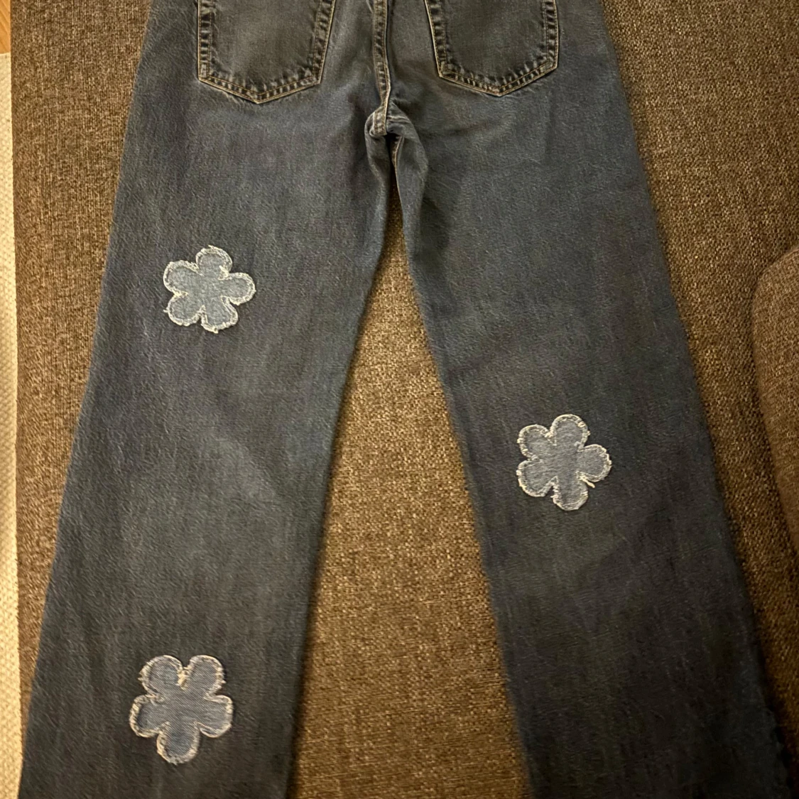 Blå jeans med blommiga detaljer från Old Navy - 90