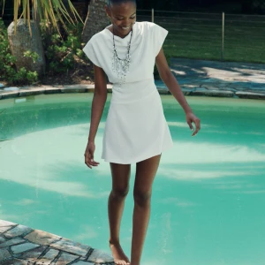 Vit Zara klänning - Helt ny, vit klänning från zara med prislapp kvar! Köpte men passade inte mig så därför säljer jag!💕