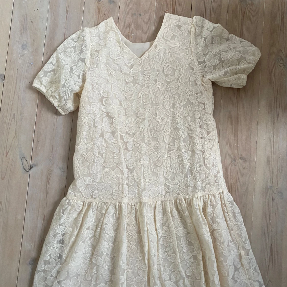 Klänning med blomspets  - 1