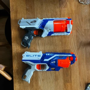 Två nerf pistoler + skott - 2st nerf pistoler i bra skick förutom några små skrapor på ena(se bilder) 150kr för båda + skott medföljer