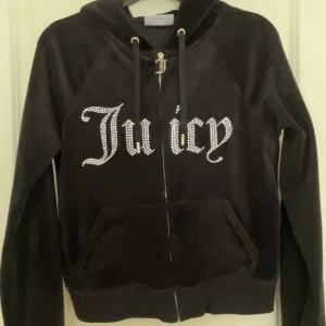 Juicy Couture  - Hej! Säljer nu en knappt oanvänd juicy tröja i mycket bra skick utan några defekter i storlek S. Säljer pågrund av att den inte kommer till användning❣️ Pris kan diskuteras!