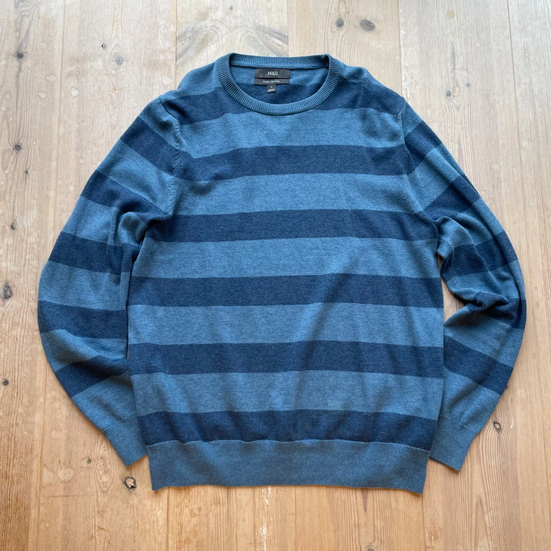 Blå och grå randig tröja från M&S