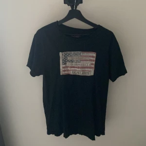 Ralph Lauren T-shirt - Strl M | skick: 9/10 | snygg Ralph lauren t-shirt med amerikanska flaggen på som tryck 