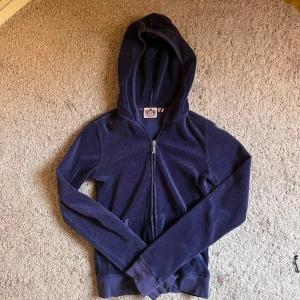 Juicy couture zip up - Så söt lila vintage juicy couture zip up i terrycloth/frottematerial. Fint skick! Storlek p som motsvarar en xs/s. Använd köp nu💞