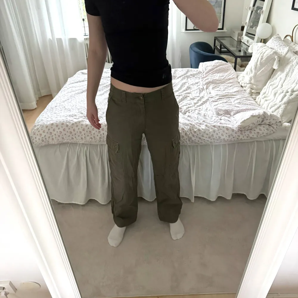 Militärgröna cargobyxor från dickies i storlek W31/L32. De är i ett bra skick . Innerbenslängd 74 cm och Midjamått 39 cm.. Farkut & Housut.