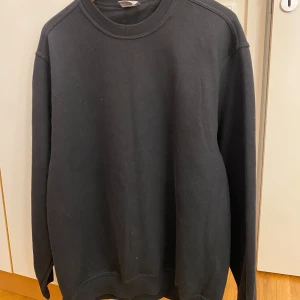 Svart tröja från Starworld - Säljer en klassisk svart tröja från Starworld. Tröjan har en enkel design med rund hals och långa ärmar. Perfekt för en avslappnad stil. Aldrig använd 