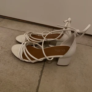 Vita sandaler med klack - Jätte fina klackar har använt dom 2-3 gånger! Jag älskar verkligen dessa men säljer dom pågrund av att jag inte kan ha dom längre! Väldigt bekväma och väldigt vackra !