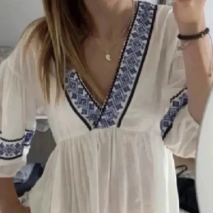 super fin vit blus - En super fin blus från zara. Jag köpte den av en tjej men den kom tyvärr it till användning den passa inte direkt mig men den e så snygg💗 bilderna är inte mina!!