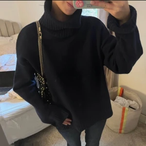 Mörkblå polotröja - Mysig mörkblå polotröja med långa ärmar och en avslappnad passform. Tröja är i ull och ordinarie pris är 1000kr. Skicka gärna prisförslag💕bilden är lånad från förra ägaren