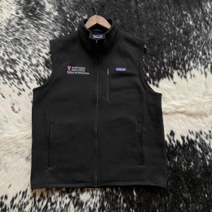 Patagonia vest - En enftertraktad patagonia vest i ett grymt skick. Denna modellen är speciell då den är en colab med Harvard medical school. Storlek L, passar dig mellan 182-192. Hör av dig vid frågor eller om det behövs fler bilder. MVH Båstad pluggen.