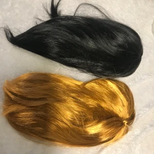 Svart och guld hårstycken - Två hårstycken i svart och guld. Perfekta för att skapa en unik look. De är släta och glänsande, vilket ger en elegant touch till din stil.  99kr/st , helt ny 