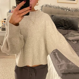 Beige stickad tröja från H&M - Säljer en mysig beige stickad tröja från H&M.🤍🤍