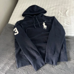 Ralph Lauren Hoodie - Säljer denna snygga Ralph Lauren hoodie. Hoodien passar storlek M. Toppen skick, inga defekter!