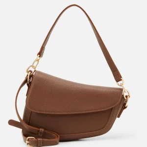 Brun axelväska med gulddetaljer - Snygg brun axelväska i skinnimitation med justerbar axelrem och gulddetaljer. Väskan har en praktisk dragkedja inuti och en magnetisk knappstängning. Det finns både en lång och en kort axelrem att välja mellan, båda är avtagbara. Den är endast använd ett fåtal gånger men har inga tecken på användning.