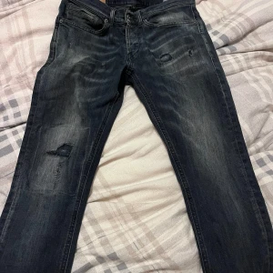 Dondup George - Dondup George i storlek 31. Nypris ca 3400 kr. Skick 7/10. Lagade en gång mellan benen, i övrigt väldigt fint skick.