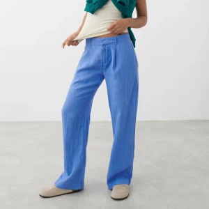 Blå linnebyxor  - Blå linnebyxor med fickor från Gina💙 innerbensmått är ca 72 cm☺️