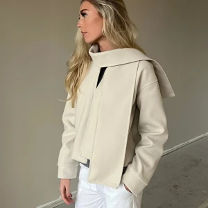 Beige kappa - Säljer denna fina kappa från designbysi⭐️pris går att diskuteras💕