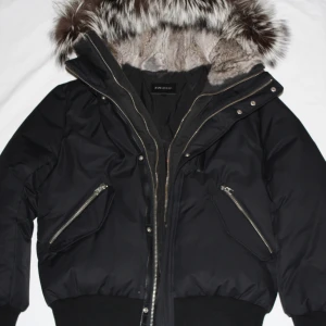 Mackage Jacka  - Svarta Mackage jacka me päls som går att ta av. Nypris ca 15 000kr, köpt på johnells, kvitto och tags finns. 