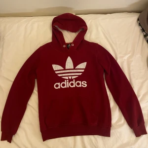 Adidas hoodie  - I barnstorlek men sitter som XS.