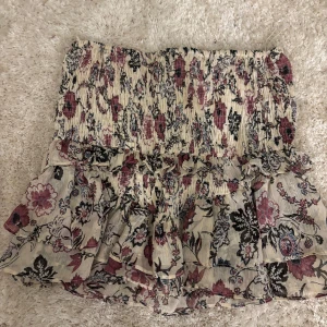 Blommig Zara kjol - INTRESSEKOLL på min skit snygga kjol från Zara som inte säljs längre💕💕