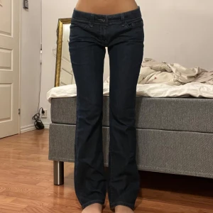 Jeans  - Midjemått 39cm, innerbenslängd 78cm 😙