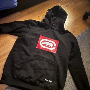 ECKÖ HOODIE - Köpt från defshop, jesse pinkman typ av tröja😜. Storlek: L. Skick: 9/10. Ingen back print, endast det som syns på bild. Frakt samma dag, klicka gärna köp nu!