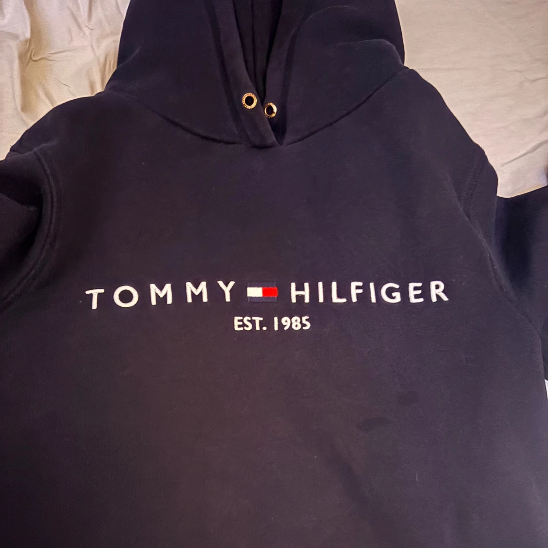 Svart hoodie från Tommy Hilfiger - 2