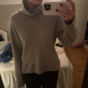 Kashmirtröja från H&M - Stickad polotröja från H&M i 100% Kashmir🩷