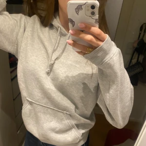 Grå hoodie - Grå hoodie från Bik Bok. Säljer då jag inte får användning av den🫶 storlek M och sitter snyggt overzsize