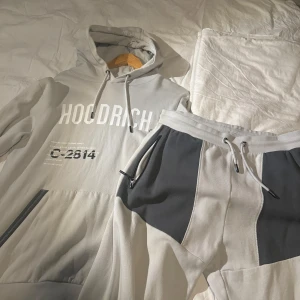 Grå hoodie från Hoodrich - Säljer en Hoodrich dress tröja strl M byxan strl L använd få gånger så i riktigt bra skick skriv gärna vid frågor