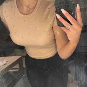 Rosa t-shirt med stenar - Säljes då den inte längre faller mig i smaken💕