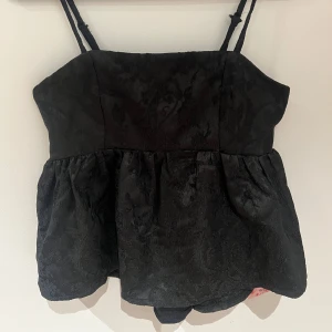 Svart topp - Snygg svart blus från Shein med smala axelband och en lätt volangdetalj. Aldrig använd🩷