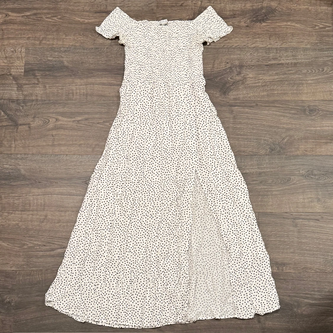 Vit prickig sommarklänning offshoulder