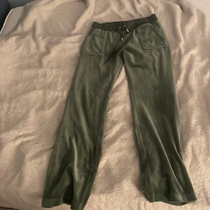 Gröna mjukisbyxor från Juicy Couture - Storlek M, använder inte längre.
