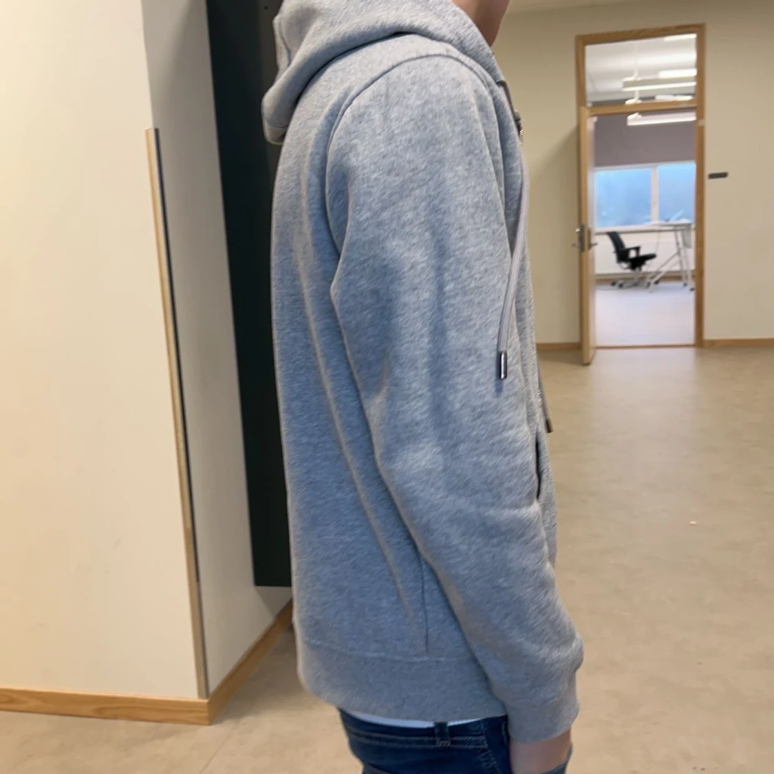 Grå hoodie med dragkedja - 90