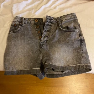 Gråa shorts  - Grå-svarta shorts
