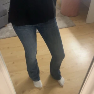 Crocker jeans - jättesnygga lågmidjade jeans från crocker i storlek W25 L34 som jag säljer då dom har blivit för små💓dom har några defekter, dragkedjan är lite lös o det finns ett hål i bakfickan, skriv för bilder