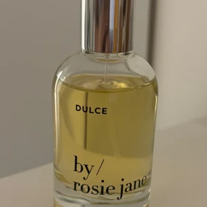 Dulce-  By Rosie Jane - Choklad, Mysk, Vanilj och Hinoki trä. Köpt för 769kr säljer för 550kr