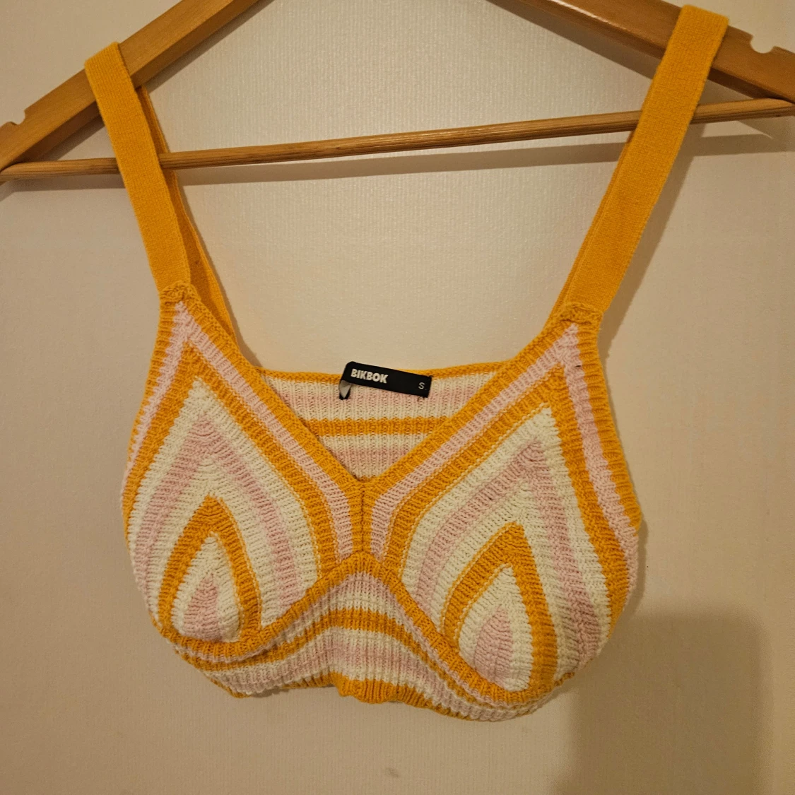 Randig stickad topp från BikBok