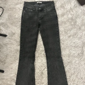 Lowwaist bootcut jeans - Jättesnygga jeans från Gina tricot som inte passar mig längre, jätte bra skick och köptes förra året. Storlek 34 men är väldigt stretchiga! Köpta för 500kr💕 de är ganska långa och passar i längden på nån som är runt 170cm