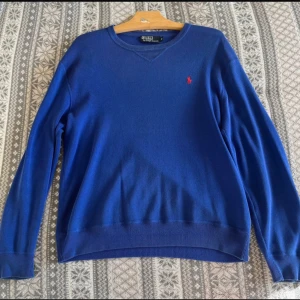 Blå tröja från Polo Ralph Lauren - Tröja från Ralph Lauren skicket är utmärkt storlek: M Priset ligger på 399 hör av dig vid frågor 