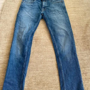 Replay jeans - Säljer nu dessa replay jeans i en blå färg som är använda max 3 gånger(skick: som helt nya, 9,8-10). Modellen heter Rocco (comfort fit). Strl: w: 27 l: 30. Nypris: ca 1500, mitt pris: 599. Hör av dig vid minsta fundering.