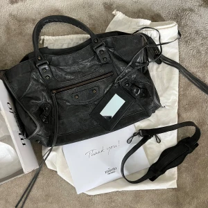 Balenciaga city bag - Bestämt mig för att sälja min Balenciaga city bag. Jätte fint skick, köpt på miintu så kvitto finns! 