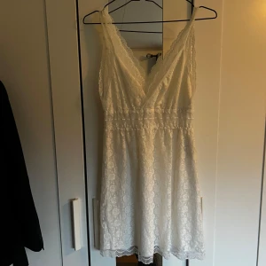 Vit spetsklänning - En sån fin kort vit klänning med spetsdetaljer och v-ringning💕Köpte till studenten men valde en annan, bara att skriva för mer bilder💕