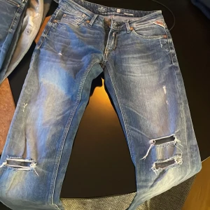 Replay jeans - Feta jeans med slitningar från replay. Skriv vid frågor 