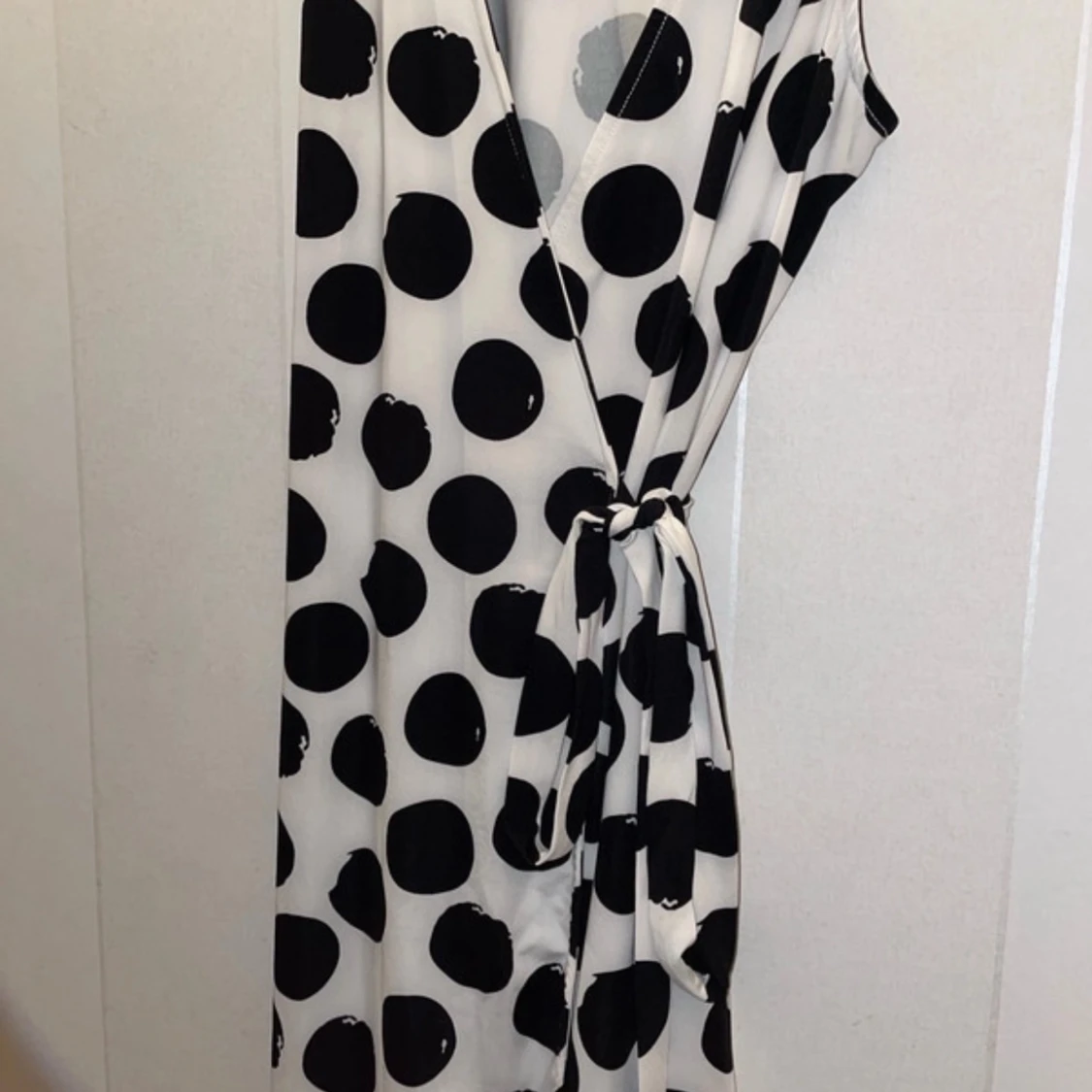 Vit och svart prickig klänning - 90
