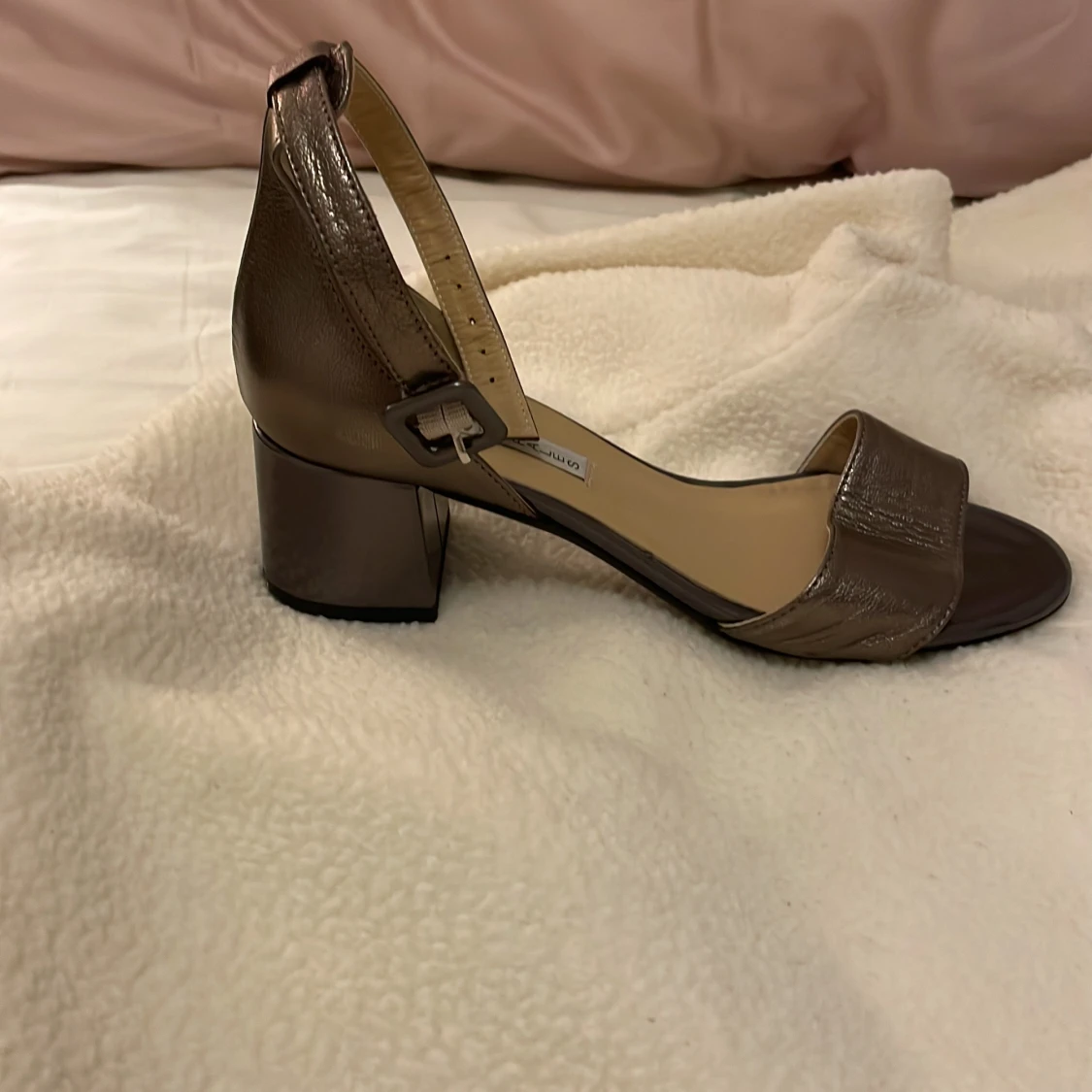 Bronsfärgade sandaler från Sandra Morales - 93